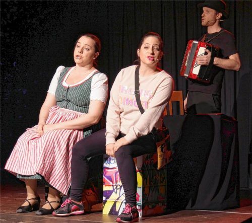 Lassen kein Klischee aus: Gudrun Nikodem-Eichenhardt (links), Caroline Athanasiadis und Matthias Ellinger.Foto vk