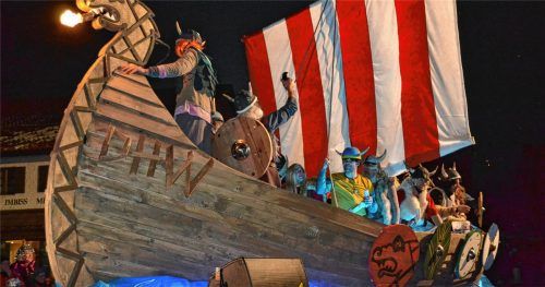 Leinen los und volle Kraft voraus: die Wikinger enterten den Nachtfaschingszug in Oberaudorf. Fotos Lotter