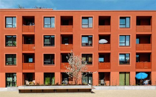 „Leuchtendes“ Musterbeispiel für modernen, geförderten Mietwohnungsbau: die Anlage Finsterwalder Straße. Foto re