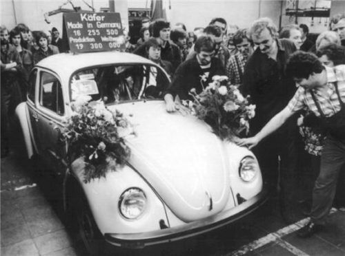 Liebevoll mit Blumen geschmückt rollt der letzte in Europa produzierte VW Käfer am 19. Januar 1978 im Emdener VW-Werk vom Band. Foto dpa