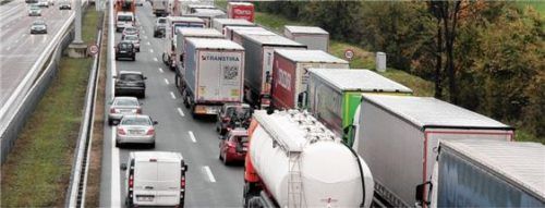 Lkw-Rückstau am Inntaldreieck im Zuge der Blockabfertigung. Foto DPA