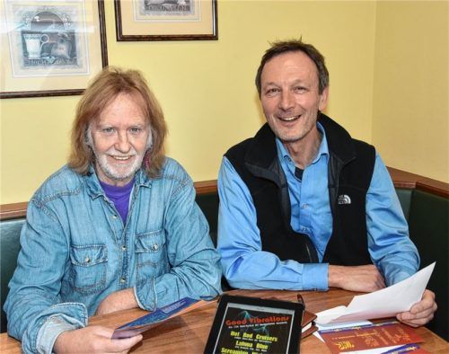 Manfred Lenz (links) und Uwe Lein (rechts) gaben eine Vorschau über das Programm der Musikinitiative Rosenheim. Foto  Schlecker