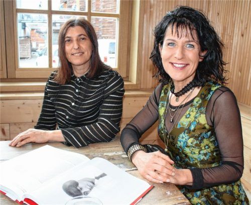 Maria Finsterwalder (links) und Christine Degenhart, Architekten, mit dem Bildband „Frau Architekt“, der zur gleichnamigen Ausstellung gehört, die noch bis 8. März im Deutschen Architekturmuseum in Frankfurt stattfindet. Foto sen