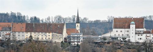 Maria Stern auf der Burg, seit Jahrzehnten das Altenheim für die Wasserburger, scheint zum Auslaufmodell zu werden: Neue Gesetze haben die baulichen Bedingungen für Altenheime verschärft, atmosphärische Störungen zwischen Burgeigentümer und Altenheimbetreiber haben dazu beigetragen, dass die notwendigen Sanierungen und Ausnahmeanträge bis heute auf sich warten lassen. Es droht der Verlust der Betriebserlaubnis. Foto Hampel