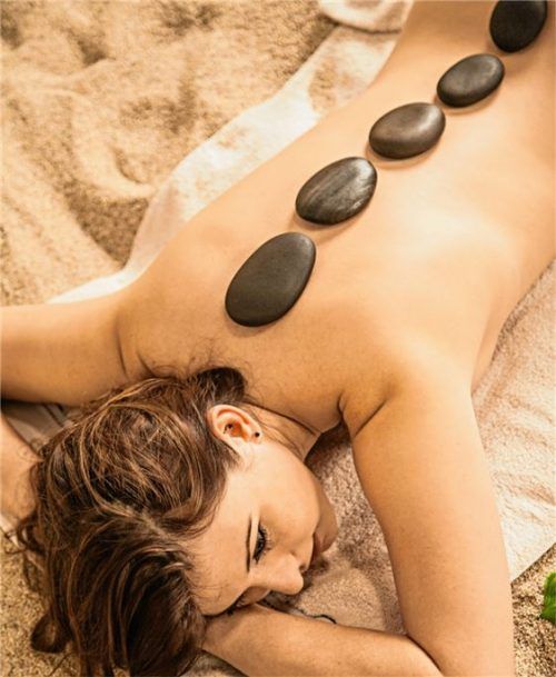 Masseure und medizinische Bademeister arbeiten zum Beispiel in Saunen und Fitnesscentern – überall dort, wo Erholung und Entspannung groß geschrieben wird.