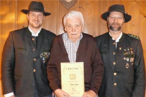Mit dem Ehrenzeichen in Silber geehrt wurde Sepp Langl (Mitte) vom zweiten Schützenmeister Bernhard Lex (links) und dem ersten Schützenmeister Michael Lex.Foto re
