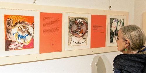 Mit den expressiv übersteigerten Kreidezeichnungen von Günther Schuhböck und kommentierenden Texten präsentiert die Ausstellung „Köpfe – Menschen im Dialog“ ein spannendes Kunstexperiment. Foto  Effner