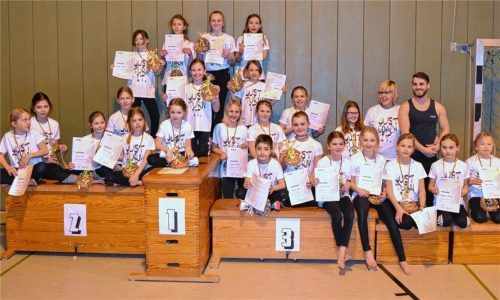 Mit Eifer dabei: 28 Kinder legten in Prutting die Geräteturnprüfung Stufe 1 ab. Mit ihnen freuen sich ihre Übungsleiter Carina Rogge und Andi Holzner.Foto  Niessen