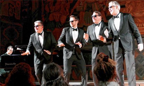 Mit Sonnenbrillen huldigten die Sänger Adriano Celentano. Foto Janka