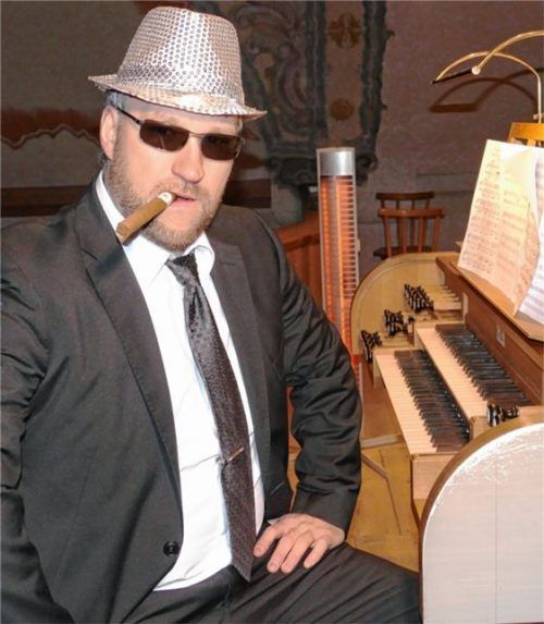 Mit Zigarre an der Orgel: Felix Spreng. Foto  Janka