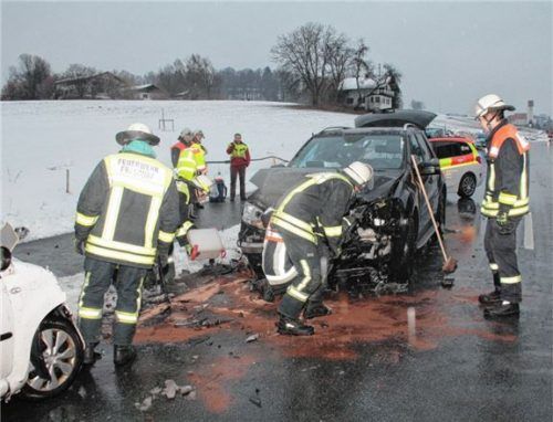 Mitglieder der Feuerwehr Frasdorf bei den Aufräumarbeiten nach dem Frontalzusammenstoß bei Hendenham. Foto jre