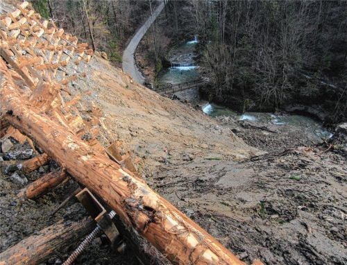 Nach dem erneuten Hangrutsch im Nußdorfer Mühltal sind die Sanierungsarbeiten wegen der Witterung ins Stocken geraten. Mit der Fertigstellung und einer Freigabe der Straße wird im Frühjahr gerechnet, heißt es aus der Gemeindeverwaltung Nußdorf. Solche Verbauungen wie auf dem Foto werden als Krainer-Bauwerke bezeichnet.Foto steffenhagen
