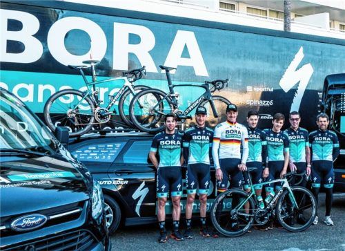 Nach der Vertragsverlängerung (von links): Michael Schwarzmann, Felix Großschartner, Marcus Burghardt, Emanuel Buchmann, Patrick Konrad, Willi Bonke (Geschäftsführer Auto Eder Kolbermoor) unn Ralph Denk (Teamchef BORA-hansgrohe).