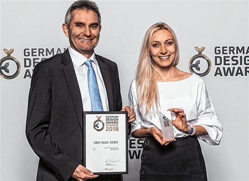 Nahmen den Design-Preis in Frankfurt entgegen: ODU-Produktmanager für modulare Rechtecksteckverbinder, Bernhard Säckl, und Julia Fernandez, Spezialistin für das Produktmarketing von Rechtecksteckverbindern aus Mühldorf. Foto re