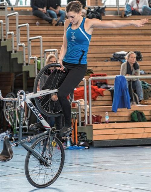 Nationalkadersportlerin Ramona Dandl (U19) beim Standsteiger rückwärts. Sie wurde 175,86 ausgefahrenen Punkten souverän oberbayerische Meisterin.