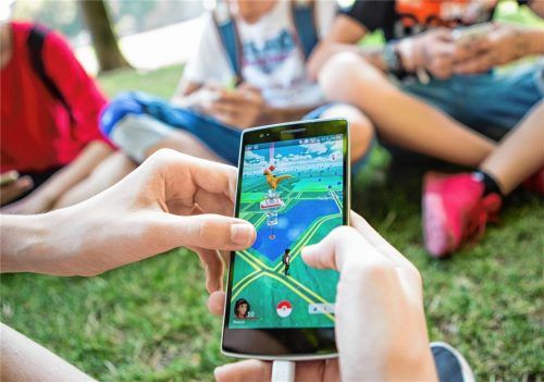 Nicht mehr wegzudenken aus der Erlebniswelt von Jugendlichen ist das Handy: Im neuen Präventionsprojekt lernen sie, es vernünftig anzuwenden und die Gefahr, in eine Sucht abzurutschen, zu erkennen. Foto DPA