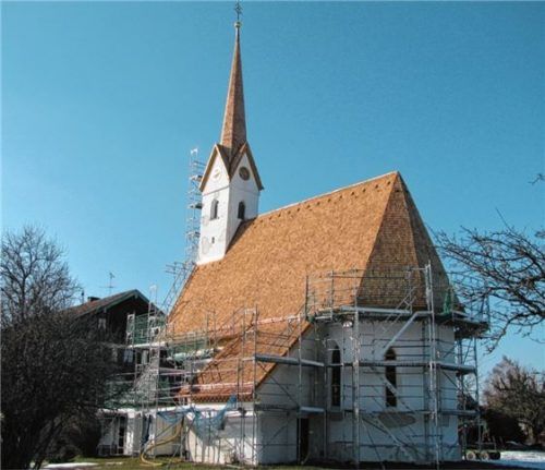 Nicht nur das Dach, auch den Putz und das Mauerwerk haben die Arbeiter ausgebessert. Foto stü