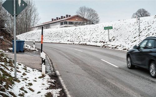 Ob beim Schild „Niesberg“ künftig Schulbusse halten ist noch nicht sicher. Unklar ist, wo die Kinder stehen sollen. Foto  Günster