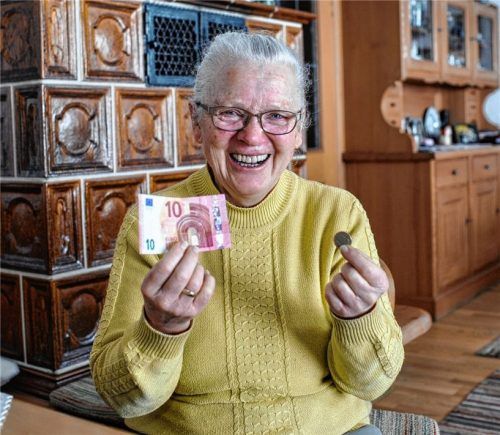 Ob ein oder zehn Euro: Caritas-Sammlerin Johanna Karrer freut sich über jeden Beitrag, denn sie weiß, dass das Geld dort ankommt, wo es wirklich gebraucht wird.Foto Thomae