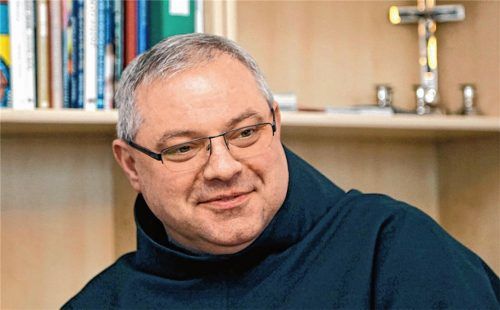 Pater Paul, Pfarradministrator für Halfing/Höslwang/Söchtenau, bleibt angesichts der fehlenden Kandidaten zur Pfarrgemeinderatswahl in St. Margaretha gelassen: „Wir haben trotzdem ein gut funktionierendes Gemeindeleben.“

Foto  Fischer