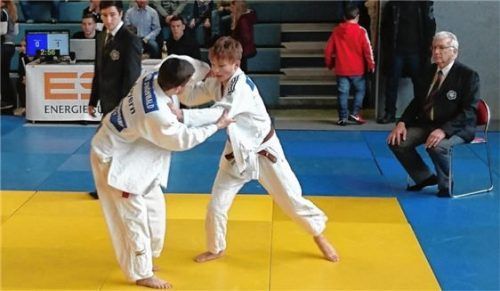 Patrick Weisser (rechts) bei seinem Sieg im zweiten Kampf.