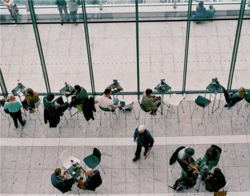 Pausen bei der Planung nicht vergessen! Nach einem kleinen Spaziergang, einem Kaffee oder einer kleinen Mahlzeit können sich die Teilnehmer gleich besser konzentrieren.