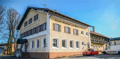 Pläne für den „Gasthof zur Post“ in Mitterhart: Gaststätte und Biergarten sollen reaktiviert werden, außerdem sollen insgesamt 100 Hotelbetten entstehen.Fotos Buhleier