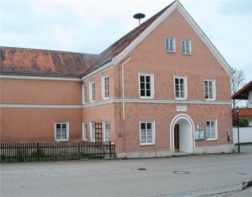 Platz wäre da: Das alte Schulgebäude in Flossing steht leer.Foto Wagner