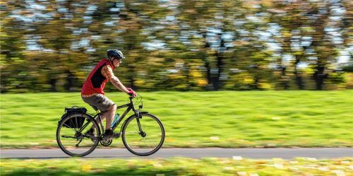 Radfahren im Landkreis soll nach dem Willen der Kreistagsfraktion von Bündnis 90/Die Grünen sicherer werden. Mit einem Radwegekonzept befassen sich demnächst die Bürgermeister bei einer Dienstbesprechung.Foto dpa