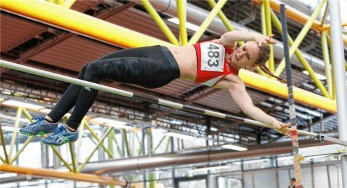Ramona Forster vom TSV Wasserburg siegte im Stabhochsprung der Jugend U18. Fotos  Stuffer