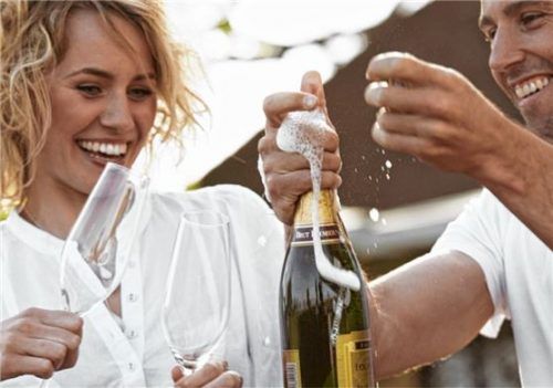 Romantisch: ein Champagner-Picknick. Foto djd/LoveScout24/Getty