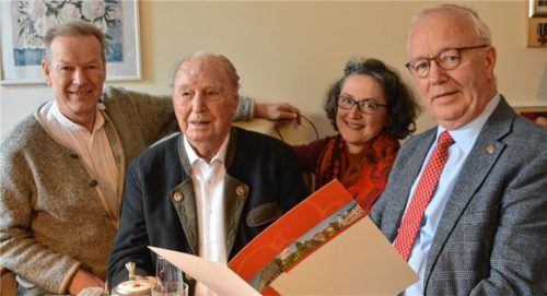 Rosenheims stellvertretender Bürgermeister Anton Heindl (rechts) überreichte dem 95-Jährigen die Glückwünsche der Stadt Rosenheim. Sohn Reinhard (links) und Schwiegertochter Susanne (Zweite von rechts) freuten sich mit ihm. Foto Heise
