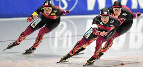 Roxanne Dufter (links) und Gabriele Hirschbichler flankieren Claudia Pechstein: Im Teambewerb hofft man auf eine deutsche Medaille.Foto DPA