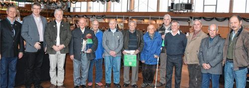 Schon 50 Jahre dabei (von links): Die Fischer-Vorstände Franz Mayer, Wolfgang Reishofer und Rainer Schäfer ehrten Georg Birner, Hans Burghardt, Reinhold Habl, Anton Kraus, Johann Meisl, Ludwig Obermaier, Walter Obermayr, Hermann Tutschka, Johann Vilsmeier und Christian Wieland für ihre jahrzehntelange Treue zum Verein. Foto Schlecker