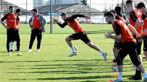 Sechziger-Neuzugang Michael Zant bei einer Sprintübung mit Widerstand. Fotos  Weigand
