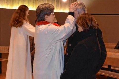 Segen und Gebet für die anwesenden Paare am Ende des Gottesdienstes.Foto Sedlbauer