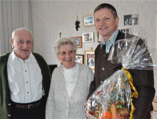 Seit 60 Jahren verheiratet sind Sepp und Anna Müllauer. Hier gratulierte Bürgermeister Hubert Wildgruber. Foto al