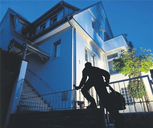 Sie kommen nicht nur nachts: 57,9 Prozent der Einbrecher sind erstaunlicherweise im Hellen tätig. Jeder siebte Einbruch passiert zwischen 22 und 6 Uhr. Foto: DPA