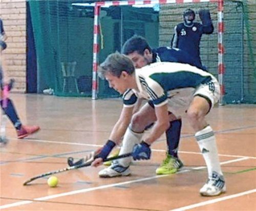 Siebenmeter-Schütze Michael Peter (in Weiß) im Zweikampf gegen Schwabach.