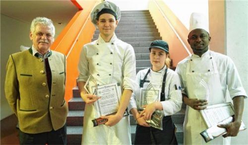 Siegerehrung beim Bierbichlerpreis (von links): Georg Burgmaier von der Firma Bierbichler mit Lucius Freiherr Hiller von Gaertringen, Luisa Bostel, Jonah Katung.Foto re