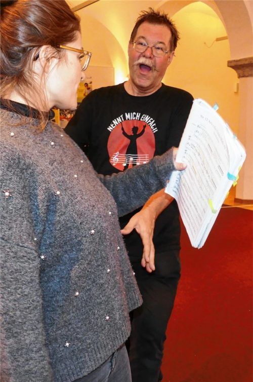„So musst Du das singen!“ fordert Regisseur Georg Hermansdorfer die Altistin Sonja Bühling auf. Foto  janka
