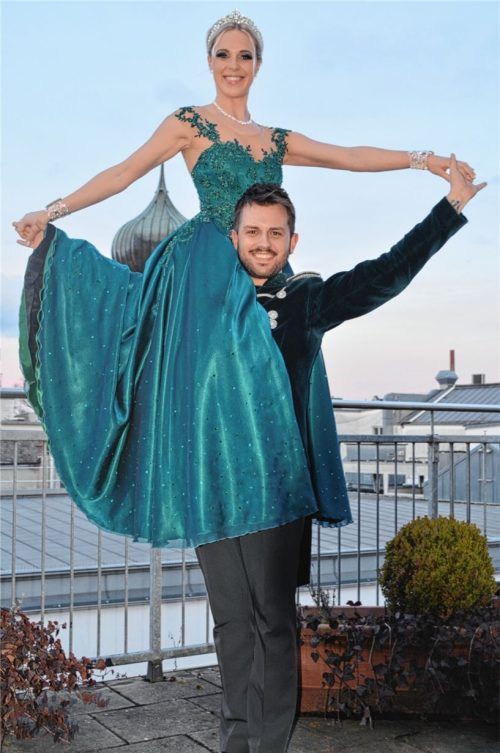 Sonderauftritt auf der Dachterrasse des OVB-Medienhauses: Tobias I. und Julia II. verzauberten auch die Redaktion. Foto Heise