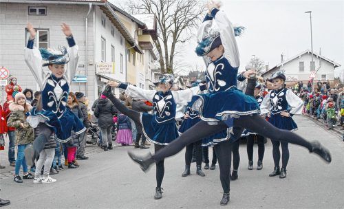 Sprunggewaltig ins Faschingsfinale: die Mädchen der zahlreichen Garden gaben beim Faschingsumzug in Bad Endorf nochmal alles. Fotos Ammelburger