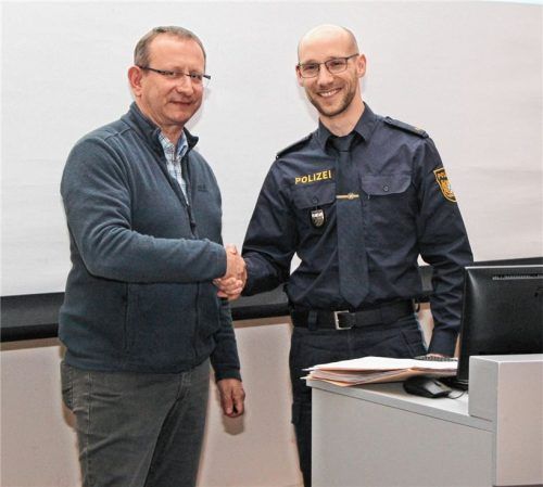 Stadtbrandrat Hans Meyrl (links) bedankt sich bei Polizeirat Dominic Fischer für den Vortrag zu „Lebensbedrohlichen Einsatzlagen“. Foto Binder