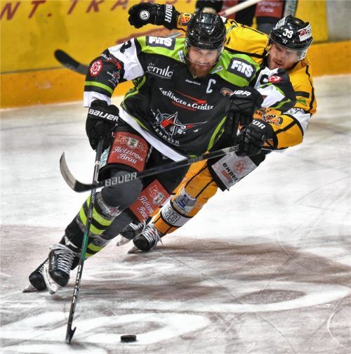 Starbulls-Kapitän Tobias Draxinger, der den 5:1-Endstand erzielte, setzt sich gegen Sonthofens Marc Sill durch.Fotos  Ziegler