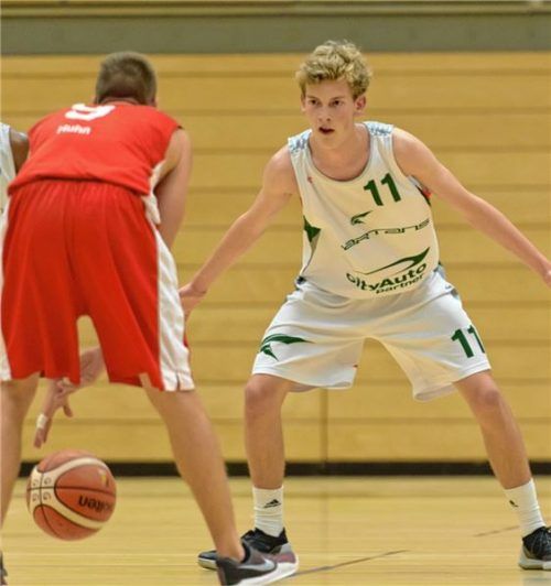 Steuerte einen erfolgreichen Dreier zum Sieg seiner Mannschaft bei: Nachwuchsspieler Bastian März (rechts). Foto  Burger