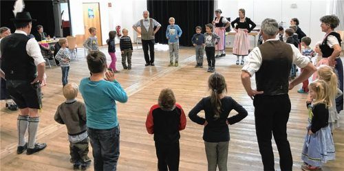 Tanzen lernen mit den Innviertlern: ein Angebot des Stadtjugendrings im Osterferienprogramm. Foto re