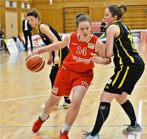 Tatjana Stemmer (links) und die TSV-Damen mussten eine weitere Niederlage einstecken. Foto Hörndl