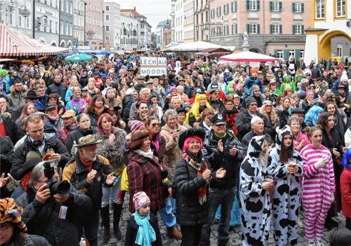Tausende Besucher werden am Faschingsdienstag wieder zum bunten Faschingstreiben in der Rosenheimer Fußgängerzone erwartet.Foto Schlecker