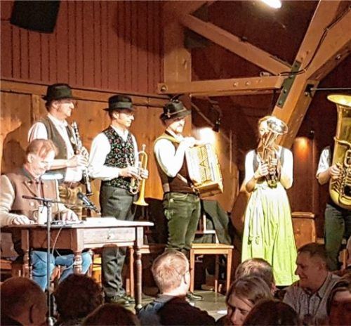 Thoma-Interpret Michael Lerchenberg (links) und sein Team unterhielten auf Einladung der SPD das Publikum beim politischen Aschermittwoch im vollen Hirzinger-Saal in Söllhuben. Foto re